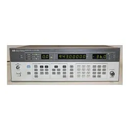 Generátor signálu Keysight 8657J s modulací Pi/4 DQPSK
